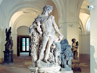 W lapidarium znajdują się oryginalne barokowe rzeźby.