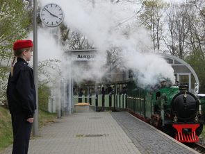 Parkeisenbahnerin bei der Aufsicht am Hauptbahnhof im Großen Garten Dresden Parkeisenbahnerin bei der Aufsicht am Hauptbahnhof im Großen Garten Dresden