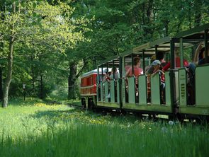 Dresdner Parkeisenbahn auf Rundfahrt durch den Großen Garten Dresdner Parkeisenbahn auf Rundfahrt durch den Großen Garten