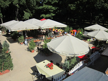 Letní kavárna u Palácového rybníka