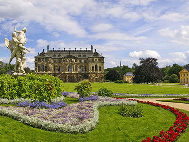 Widok na pałac w Parku Großer Garten
