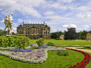 Reprezentacyjny plac przed pałacem ze swoimi imponującymi aranżacjami kwiatowymi. 