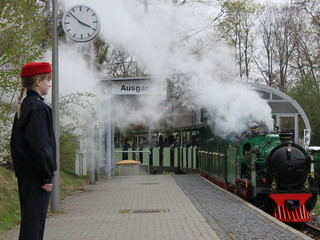 Železničáři Drážďanské parkové železnice při dozoru na Hlavním nádraží